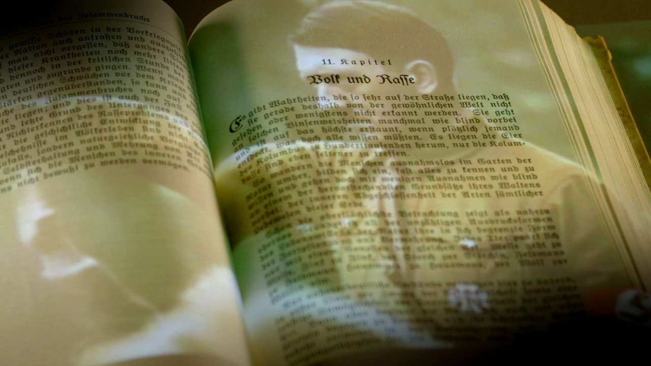 Mein Kampf - Das gefährliche Buch (2015) movie backdrop