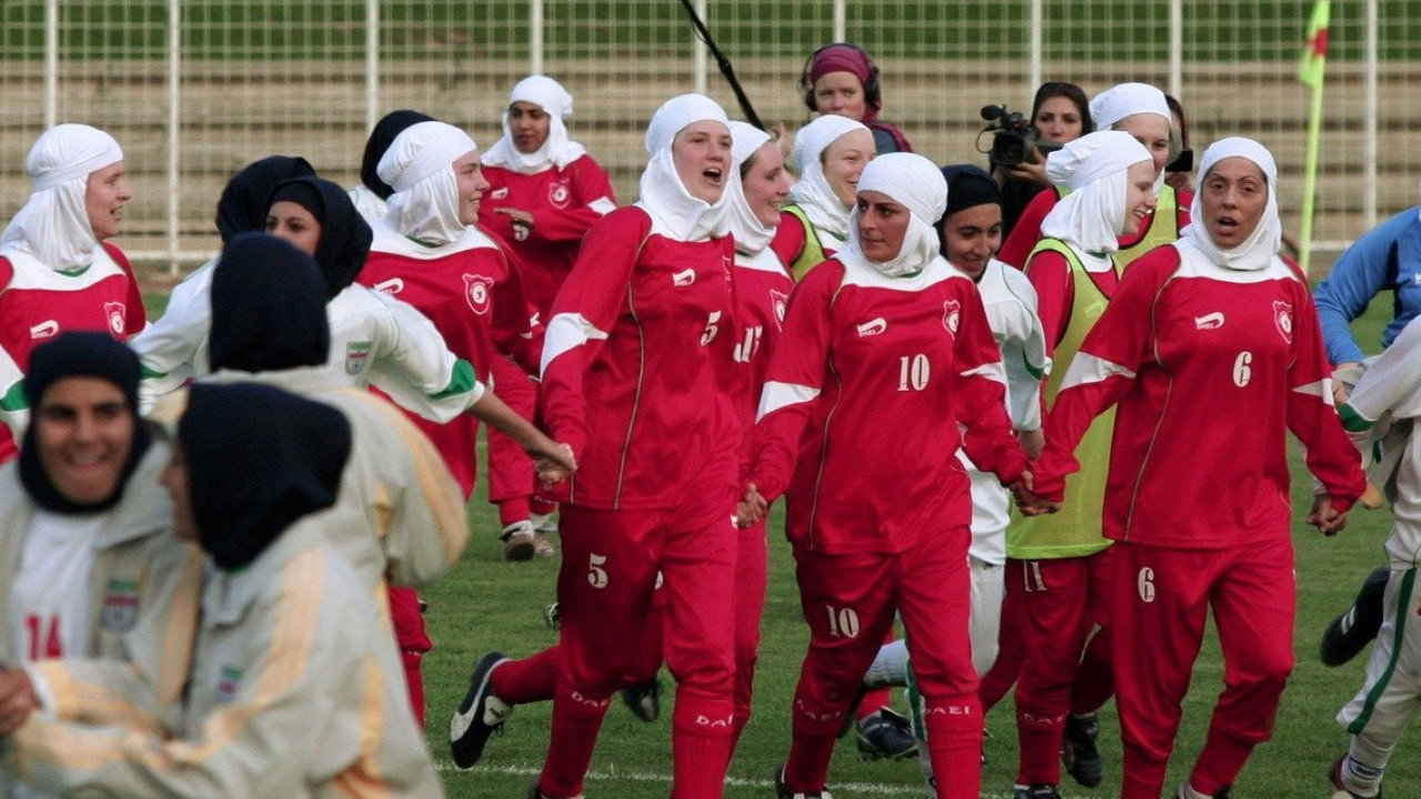 Football Under Cover (2008) movie backdrop