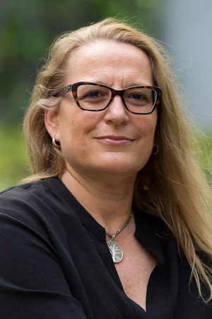 Franca González in Behind the railroad
