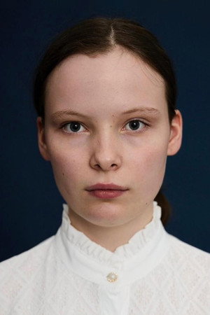 Laeni Geiseler in Sound of Falling