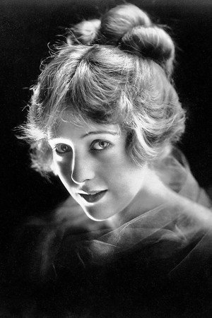 Jewel Carmen in The Gangsters