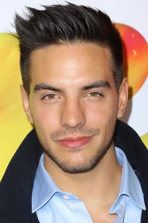 Vadhir Derbez in El Amarre