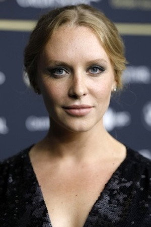 Annie Starke in The Wife