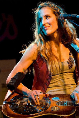 Emily Erwin in Dixie Chicks: Shut Up and Sing