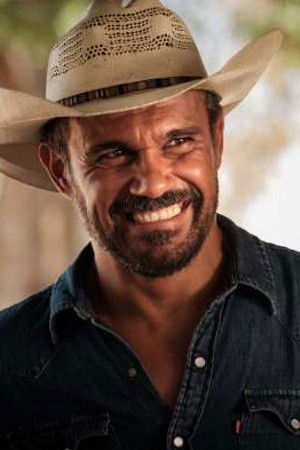 Aaron Pedersen in Barfuß durch Australien