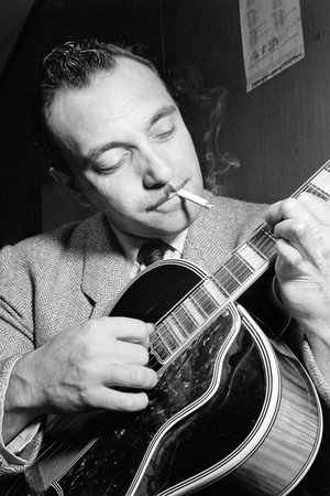 Django Reinhardt in Django Reinhardt, trois doigts de génie