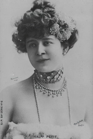 Valentine Petit in The Béarnaise Girl