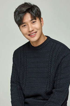 Shin Jung-yoon in Chun Tae-il: A Flame That Lives On