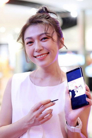 Vivienne Oon in Blooms of Happiness