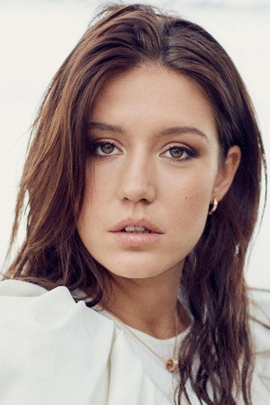 Adèle Exarchopoulos in Wingwomen