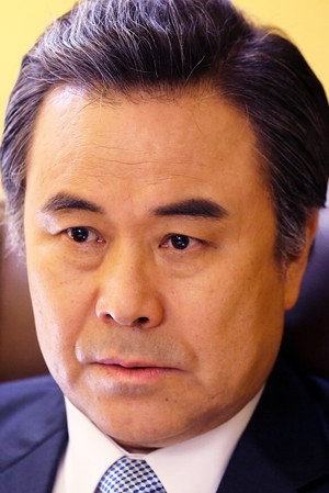 Park Yong-su in The President's Barber