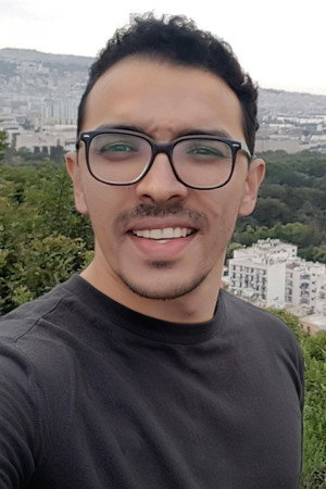 Hamza Mendil in Les Maisons De La Mer