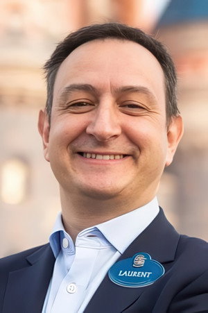 Laurent Cayuela in La Folie Disneyland Paris : L'Anniversaire des 25 ans du Parc