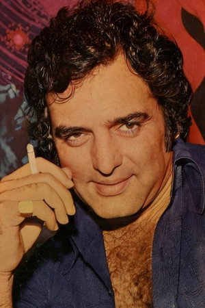 Feroz Khan in Anjaan Raahen