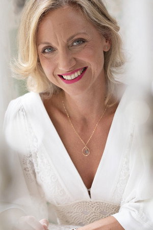 Liza Pulman in Fascinating Aïda: Charm Offensive