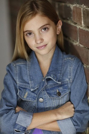 Madison Brydges in Single All the Way