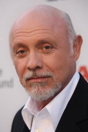 Héctor Elizondo in Runaway Bride