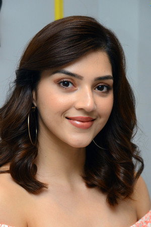 Mehreen Pirzada in Nenjil Thunivirunthal