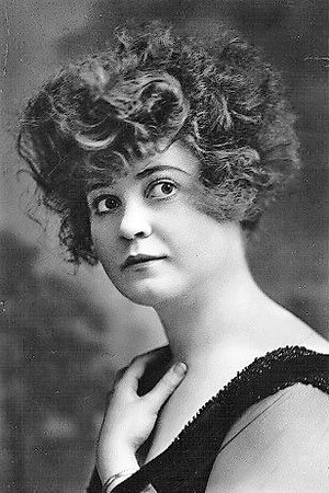 Alice Howell in Caught in the Rain