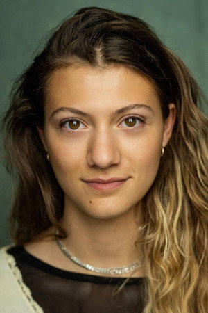 Mia Bennett in Kama