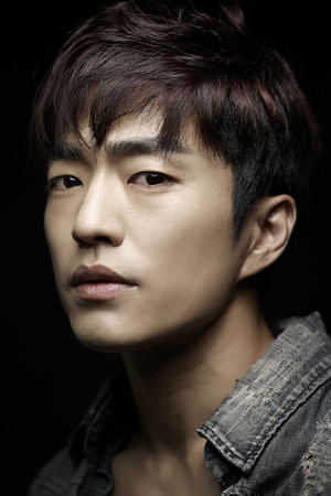 Jung Moon-sung in Project Wolf Hunting