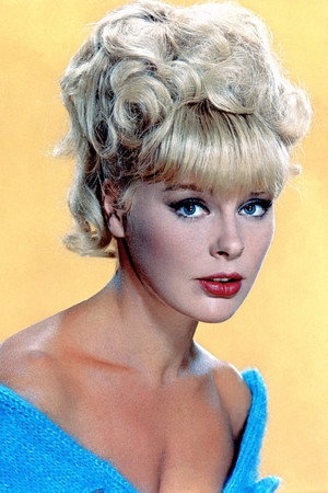 Elke Sommer in Zeppelin