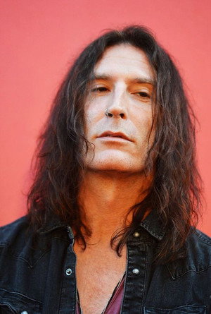 Sean Kinney in Alice in Chains: MTV Unplugged
