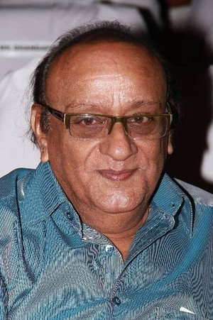 Venniradai Moorthy in Azhiyatha Kolangal