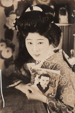 Shizuko Mori in King of Swashbuckler: Life of Tsumasaburō Bandō