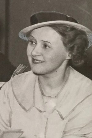 Lydia Opøien in Nine Lives
