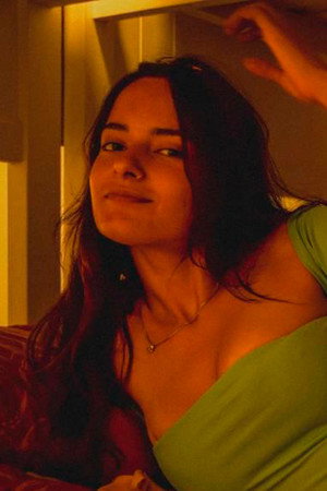 Maia Fazio in De lo inmenso que es Sentir Neutro Gris