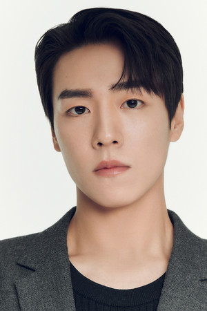 Lee Hyun-woo in Dog Days