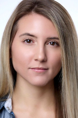 Ashlyn Alessi in Last Vermont Christmas