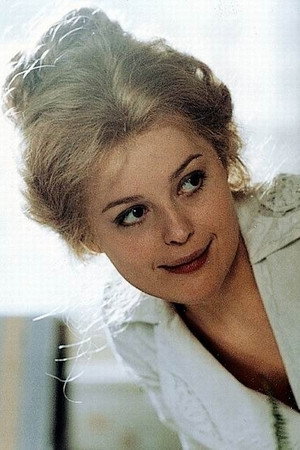 Magda Vášáryová in Cutting It Short