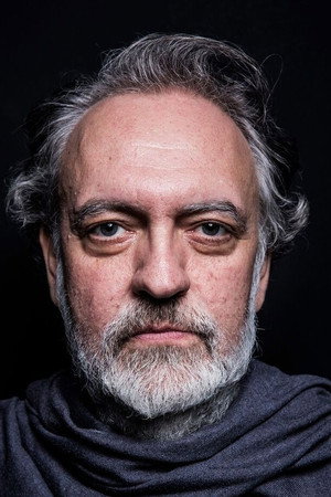Luciano Chirolli in Tudo o Que é Sólido Pode Derreter
