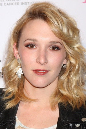 Madelyn Deutch in Theo