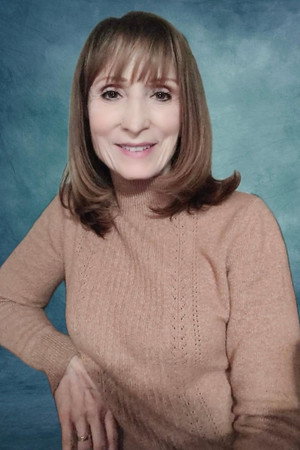 Elaine Apruzzese in I Think We re Alone Now