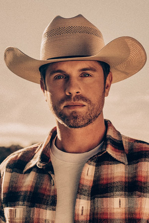 Dustin Lynch in CMA Country Christmas 2017