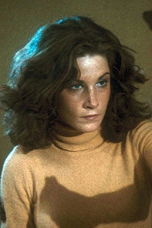 Laurie Zimmer in Assault on Precinct 13