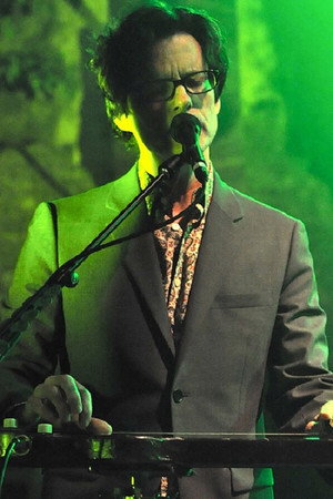 Mark Hart in Crowded House - Farewell to the World