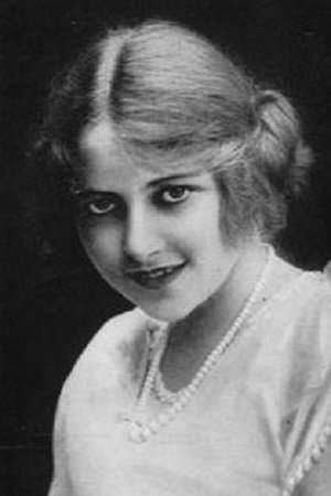 Muriel Ostriche in Mortmain