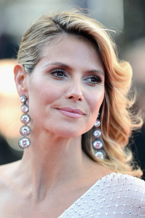 Heidi Klum in Darci Lynne  My Hometown Christmas
