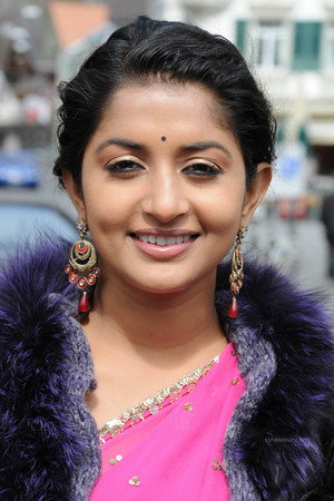 Meera Jasmine in Four Friends