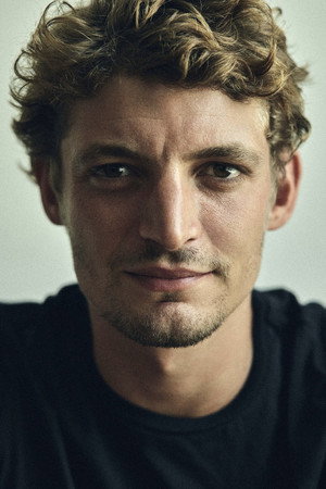 Niels Schneider in Heartbeats
