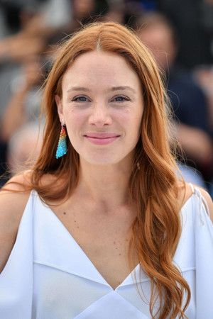 Laetitia Dosch in Savages