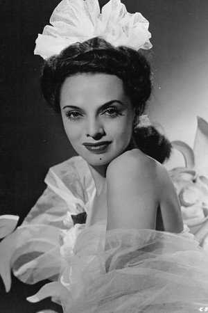 Dora Luz in Destino