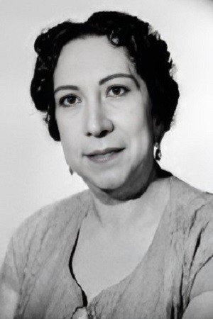 Consuelo Guerrero de Luna in Casi Casados