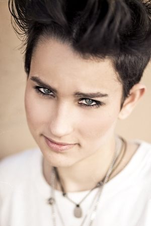 Bex Taylor-Klaus in Discarnate