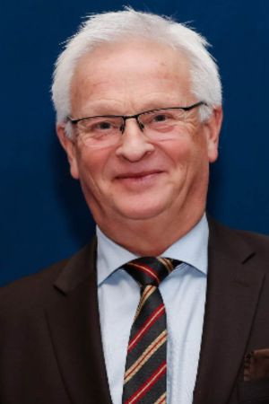 Hans Backe in 1:1 Thierry Henry