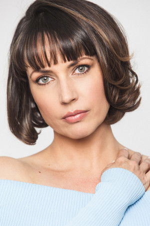 Julie Ann Emery in Hitch